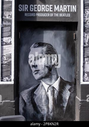 Ein Gemälde von Sir George Martin in der Mathew Street im Cavern Quarter, Liverpool, Großbritannien Stockfoto