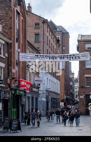 Das Banner des Geburtsorts der Beatles hängt in der Mathew Street im Cavern Quarter, Liverpool, Großbritannien Stockfoto