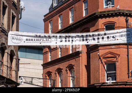 Das Banner zum Geburtsort der Beatles auf der anderen Seite der Mathew Street, Teil des Cavern Quarter in Liverpool Stockfoto