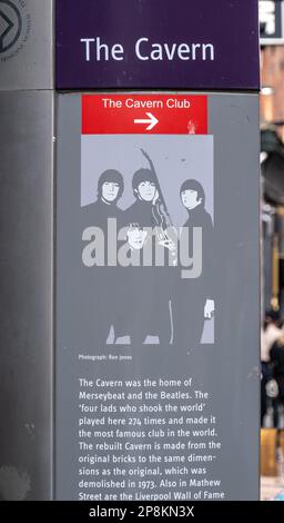Eine Beschilderung zum ursprünglichen Cavern Club in der Mathew Street im Cavern Quarter, Liverpool, Großbritannien Stockfoto