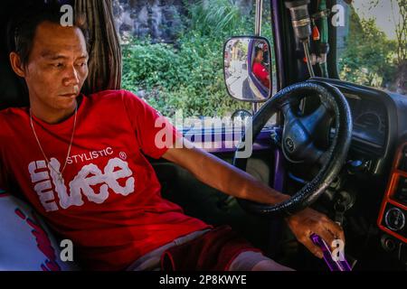 3. März 2023, Metro Manila, National Capital Region, Philippinen: Benedict, Ein Jeepney-Fahrer ruht in seinem traditionellen Jeepney in Metro Manila. Seit Jahrzehnten verlassen sich Pendler auf Jeepneys, eine lebendige und ikonische Transportmethode auf den Philippinen. Es gilt als eine ikonische Darstellung des philippinischen Transports und hat sich zu einem nationalen Symbol entwickelt. Die ersten Jeepneys wurden aus amerikanischen Militärjeeps, die nach dem Zweiten Weltkrieg auf den Philippinen verlassen worden waren, in einzigartige Fahrzeuge für den öffentlichen Nahverkehr umgewandelt, die bis zu 20 Passagiere aufnehmen konnten. Seit zehn Jahren Stockfoto