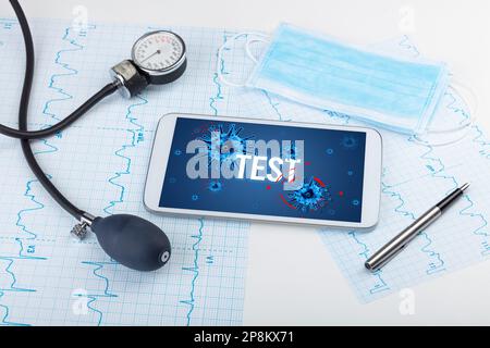 Tablet-pc und Arztgeräte auf weißer Oberfläche Stockfoto