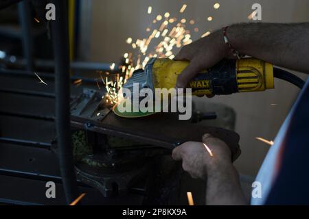 Ein Winkelschleifer, auch als Seiten- oder Scheibenschleifer bezeichnet, ist ein handgeführtes Elektrowerkzeug zum Schleifen, Schleifen und Polieren Stockfoto