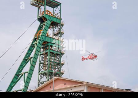 Suria, Spanien. 09. März 2023. Ein katalanischer Feuerwehrhubschrauber fliegt im Rahmen des Minenunfalls, bei dem 3 Menschen, darunter 2 Studenten, ums Leben kamen, über die Iberpotash-Firma. Zwei der Toten waren Master-Studierende an der Escola Politècnica Superior d'Enginyeria de Manresa. (Foto: Ximena Borrazas/SOPA Images/Sipa USA) Guthaben: SIPA USA/Alamy Live News Stockfoto