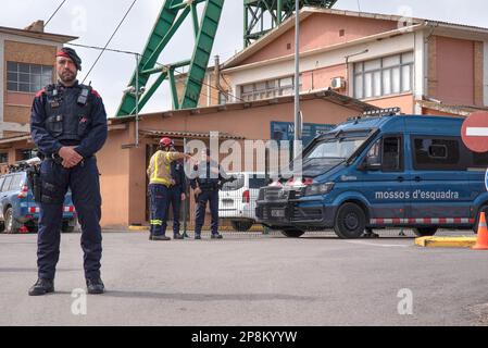 Suria, Spanien. 09. März 2023. Katalanische Feuerwehrleute und Polizei werden im Bergwerk Suria gesehen, die die Leichen der drei Menschen retten, die durch einen Erdrutsch in einer Tiefe von 900 Metern starben. Zwei der Toten waren Master-Studierende an der Escola Politècnica Superior d'Enginyeria de Manresa. (Foto: Ximena Borrazas/SOPA Images/Sipa USA) Guthaben: SIPA USA/Alamy Live News Stockfoto