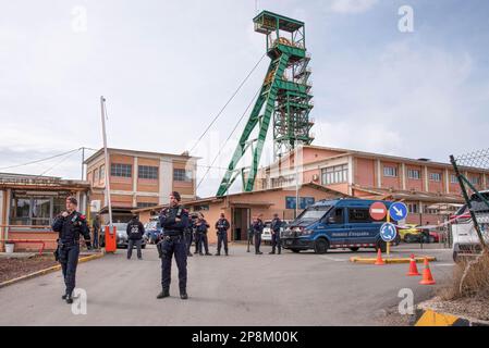 Suria, Spanien. 09. März 2023. Die Polizei umstellt die Iberpotash-Firma, um zu verhindern, dass die Presse im Zusammenhang mit dem Minenunglück durchkommt, bei dem drei Menschen in einer Tiefe von mehr als 900 Metern ums Leben kamen. Zwei der Toten waren Master-Studierende an der Escola Politècnica Superior d'Enginyeria de Manresa. (Foto: Ximena Borrazas/SOPA Images/Sipa USA) Guthaben: SIPA USA/Alamy Live News Stockfoto