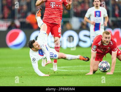 Matthijs de Ligt, FC Barcelona 4, tritt um den Ball an, Tackle, Duell, Header, Zweikampf, Action, Kampf gegen Lionel Messi, PSG 30 im achten Finalspiel FC BAYERN MUENCHEN - PARIS SG 2-0 der Football UEFA Champions League, Spiel in Staffel 2022/2023 in Paris, 08. März 2023. Achtelfinale, FCB, München, PSG © Peter Schatz / Alamy Live News Stockfoto