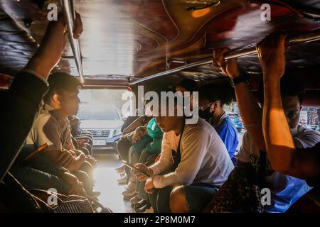 3. März 2023, Metro Manila, National Capital Region, Philippinen: Passagiere sitzen in einem traditionellen Jeepney für Pendler. Seit Jahrzehnten verlassen sich Pendler auf Jeepneys, eine lebendige und ikonische Transportmethode auf den Philippinen. Es gilt als eine ikonische Darstellung des philippinischen Transports und hat sich zu einem nationalen Symbol entwickelt. Die ersten Jeepneys wurden aus amerikanischen Militärjeeps, die nach dem Zweiten Weltkrieg auf den Philippinen verlassen worden waren, in einzigartige Fahrzeuge für den öffentlichen Nahverkehr umgewandelt, die bis zu 20 Passagiere aufnehmen konnten. Die Gouverneure Stockfoto