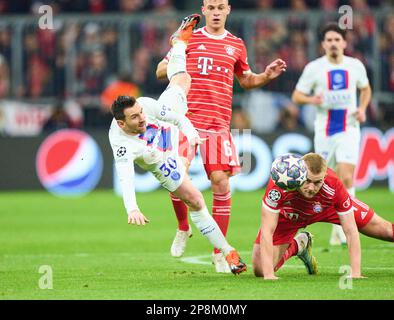 Matthijs de Ligt, FC Barcelona 4, tritt um den Ball an, Tackle, Duell, Header, Zweikampf, Action, Kampf gegen Lionel Messi, PSG 30 im achten Finalspiel FC BAYERN MUENCHEN - PARIS SG 2-0 der Football UEFA Champions League, Spiel in Staffel 2022/2023 in Paris, 08. März 2023. Achtelfinale, FCB, München, PSG © Peter Schatz / Alamy Live News Stockfoto