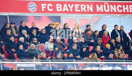 VIP, Hasan ( Brazzo ) Salihamidzic, FCB Sport Director Oliver KAHN, FCB CEO, Vorstandsvorsitzender der FC Bayern München AG, Karl-Heinz RUMMENIGGE (CEO, Vorstandsvorsitzender FCB AG) Uli HOENESS (ehemaliger Präsident des FCB), Ehrenpräsident, Hansi Flick, Rudi Völler, DFB, Bastian SCHWEINSTEIGER, Co-Moderator ARD Guenter NETZER mit Ehefrau Elvira im achten Finalspiel FC BAYERN MUENCHEN - PARIS SG 2-0 der Fußball-UEFA Champions League, Spiel in Staffel 2022/2023 in Paris, 08. März 2023. Achtelfinale, FCB, München, PSG © Peter Schatz / Alamy Live News Stockfoto