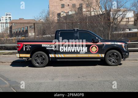 Ein Chavivim-Truck einer jüdischen Organisation, der kostenlose Pannenhilfe für jeden Notfall bietet. Auf der Lee Avenue in Williamsburg, Brooklyn, New York City. Stockfoto