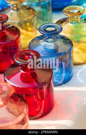 Italien, Lombardei, Flohmarkt, Bunte Glasgläser Stockfoto