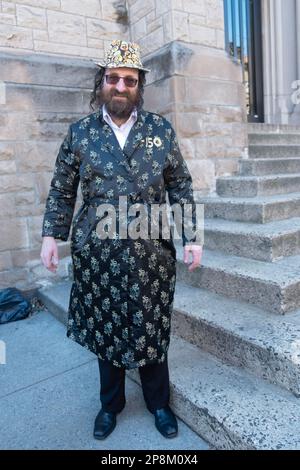 Posiertes Porträt eines chassidischen Juden mit Peyus, der ein Kostüm auf Purim trägt. Das ist Brauch. In Brooklyn, New York City. Stockfoto