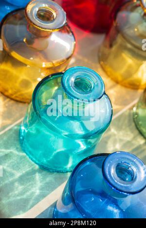 Italien, Lombardei, Flohmarkt, Bunte Glasgläser Stockfoto