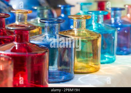 Italien, Lombardei, Flohmarkt, Bunte Glasgläser Stockfoto