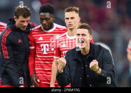 Benjamin PAVARD, FCB 5 feiern mit Teamkollegen Joshua KIMMICH, FCB 6 Alphonso DAVIES, FCB 19 Thomas MUELLER, MÜLLER, FCB 25 im achten Finalspiel FC BAYERN MUENCHEN – PARIS SG 2-0 der UEFA Champions League, Spiel in Staffel 2022/2023 in Paris, 08. März 2023. Achtelfinale, FCB, München, PSG © Peter Schatz / Alamy Live News Stockfoto