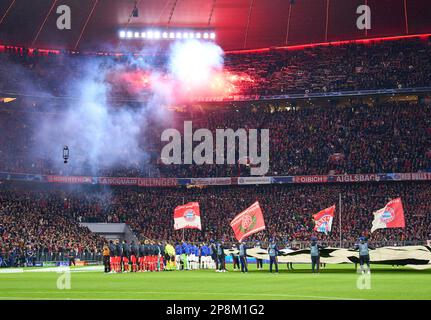 Fans PSG im achten Finale spielen FC BAYERN MUENCHEN - PARIS SG 2-0 der Fußball-UEFA Champions League, Spiel in Staffel 2022/2023 in Paris, 08. März 2023. Achtelfinale, FCB, München, PSG © Peter Schatz / Alamy Live News Stockfoto