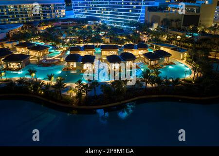 Blick aus der Vogelperspektive auf das gitarrenförmige Seminole Hard Rock Hotel and Casino in Hollywood, Florida. Stockfoto