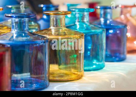 Italien, Lombardei, Flohmarkt, Bunte Glasgläser Stockfoto