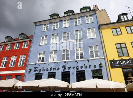 Historische Gebäude am Ufer in Nyhavn, Kopenhagen, Dänemark. Stockfoto