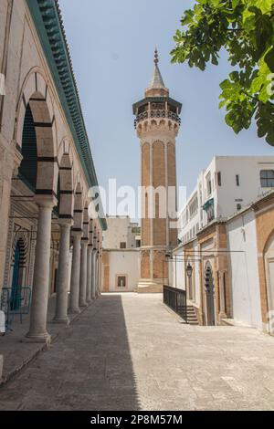 Tunis, Tunusia, Minarett der Youssef-Dey-Moschee im Medina-Viertel von Tunis Stockfoto