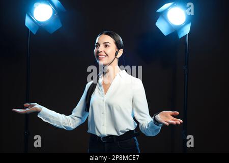 Motivationslautsprecher mit Headset, das auf der Bühne läuft Stockfoto