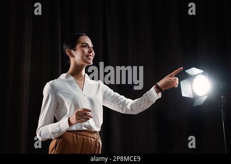 Motivationslautsprecher mit Headset, das auf der Bühne läuft Stockfoto