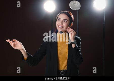Motivationslautsprecher mit Headset, das auf der Bühne läuft Stockfoto