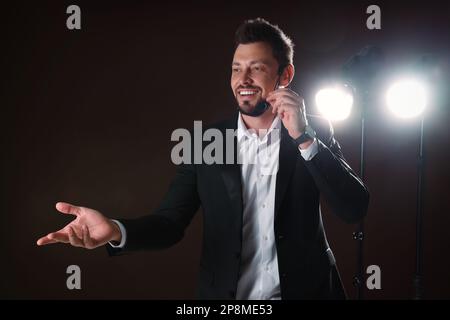 Motivationslautsprecher mit Headset, das auf der Bühne läuft Stockfoto