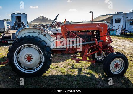 Fort Meade, Florida - 26. Februar 2022: Aus der Perspektive eines 1958 Ford 601 Workmaster Traktors auf einer lokalen Traktormesse. Stockfoto