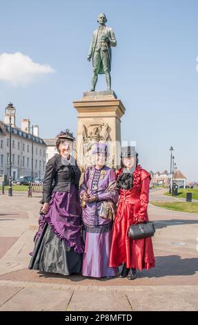 Goth Weekend Alternative Music Festival in Whitby wahrscheinlich 2014 (vielleicht sogar 2015?) Anziehende Anziehungskleider, Steampunk-Enthusiasten und natürlich gothen Stockfoto