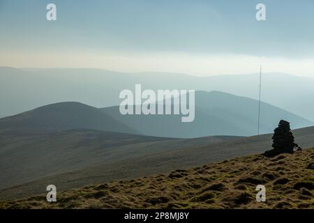 Mit Blick auf Scawd Law und Cairn Hill mit einem sehr hohen Sender, Moorfoot Hills, Schottland Stockfoto