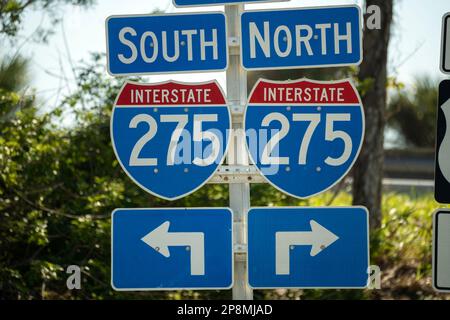 Blaues Straßenschild mit Hinweisschildern zur Autobahn I-275 in Richtung Tampa Bay in Florida. Stockfoto