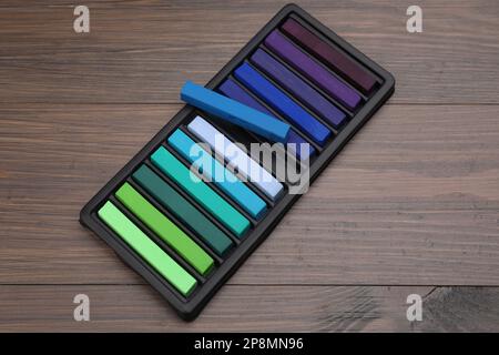Farbenfrohe Pastelltöne auf einem Holztisch. Zeichenmaterialien Stockfoto