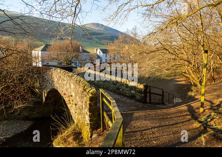 Die Cuddy Bridge eine einbeinige Pferdebrücke, die das Leithen-Wasser überquert, wurde 1701 erbaut Stockfoto