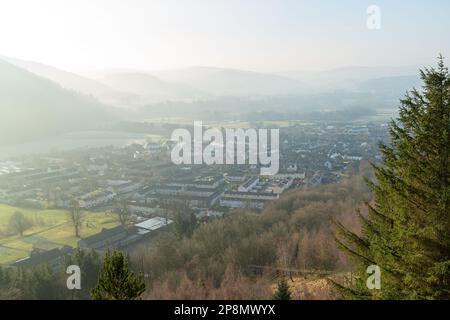 Die schottische Grenzstadt Innerleithen vom Pirn Craig Hill aus gesehen Stockfoto