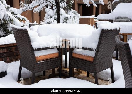 Terrassentisch und Chariren, begraben in tiefem Schnee nach einem seltenen Schneesturm in Sedona, Arizona. Stockfoto