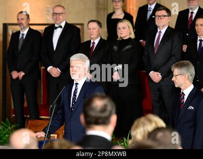 Prag, Tschechische Republik. 09. März 2023. Eine gemeinsame Sitzung der beiden Häuser des tschechischen Parlaments im Wladislav-Saal der Prager Burg, bei der der neu gewählte Präsident Petr Pavel am 9. März 2023 den Amtseid ablegen wird. Auf dem Foto des neu gewählten Präsidenten Petr Pavel während des Präsidenteneids. Rechts ist Senatspräsident Milos Vystrcil. Kredit: Roman Vondrous/CTK Photo/Alamy Live News Stockfoto