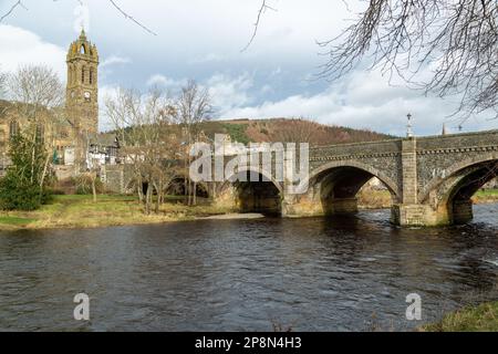 Der Fluss Tweed in Peebles, der die Tweed Bridge und den Old Parish Church Tower, schottische Grenzen zeigt Stockfoto