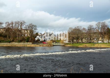 Blick über den Fluss Tweed in Peebles. Stockfoto