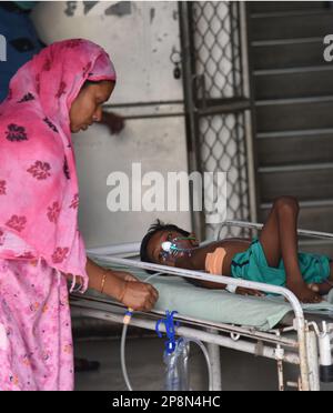 Kalkutta, Indien. 08. März 2023. Ein Junge, der an einer akuten Atemwegsinfektion leidet, gesehen in einem staatlichen Kinderkrankenhaus. Adenovirus trifft die Stadt; 4 bis 5 Kinder sterben in Kalkutta durch Adenovirus. Den Berichten zufolge sind Kinder hauptsächlich betroffen. (Foto: Sandip Saha/Pacific Press) Kredit: Pacific Press Media Production Corp./Alamy Live News Stockfoto