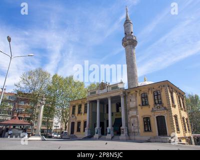 Istanbul, Türkei - April 2014: Nisantasi Tesvikiye Moschee. Die Moschee ist ein neobarockes Bauwerk im Viertel Tesvikiye in der Sisli-Distrikt Stockfoto