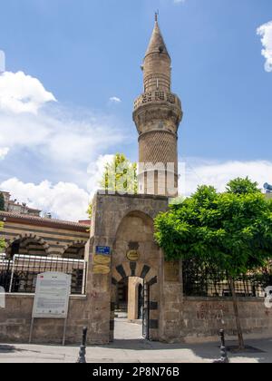 Gaziantep, Türkei- 07. Juni 2014: AGA-Moschee und Minarettblick in der türkischen Stadt Gaziantep. Vor dem Erdbeben von 2023 Stockfoto