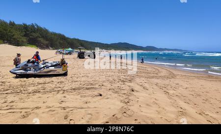 Cape Vidal, Südafrika - 14. Januar 2023: Menschen am Strand von Cape Vidal im Isimangaliso Park, Südafrika Stockfoto