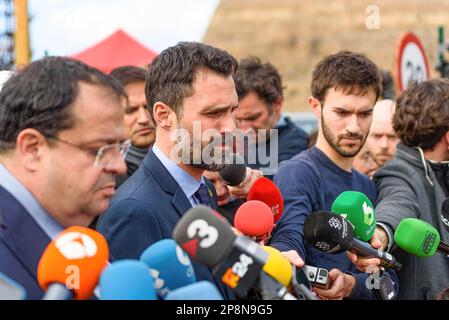 Roger Torrent und Josep Ignasi Elena sprechen mit der Presse nach dem Unfall des Bergwerks Suria. In der Iberpotash-Mine in Suria starben drei Menschen in einer Tiefe von 900 Metern nach einem Erdrutsch. Zwei von ihnen waren Master-Studierende an der Escola Politècnica Superior d'Enginyeria de Manresa. Stockfoto