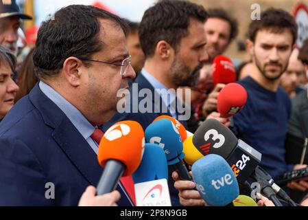 Roger Torrent und Josep Ignasi Elena sprechen mit der Presse nach dem Unfall des Bergwerks Suria. In der Iberpotash-Mine in Suria starben drei Menschen in einer Tiefe von 900 Metern nach einem Erdrutsch. Zwei von ihnen waren Master-Studierende an der Escola Politècnica Superior d'Enginyeria de Manresa. Stockfoto