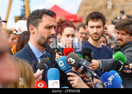 Roger Torrent und Josep Ignasi Elena sprechen mit der Presse nach dem Unfall des Bergwerks Suria. In der Iberpotash-Mine in Suria starben drei Menschen in einer Tiefe von 900 Metern nach einem Erdrutsch. Zwei von ihnen waren Master-Studierende an der Escola Politècnica Superior d'Enginyeria de Manresa. Stockfoto