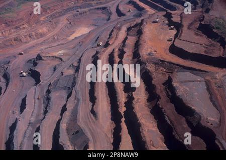 Aus der Vogelperspektive der Carajás Tagebau, der größten Eisenmine der Welt, Bundesstaat Pará, Brasilien, Südamerika. Stockfoto