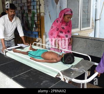 Kalkutta, Westbengalen, Indien. 8. März 2023. Ein Junge, der an einer akuten Atemwegsinfektion leidet, gesehen in einem staatlichen Kinderkrankenhaus. Adenovirus trifft die Stadt; 4 bis 5 Kinder sterben in Kalkutta durch Adenovirus. Den Berichten zufolge sind Kinder hauptsächlich betroffen. (Kreditbild: © Sandip Saha/Pacific Press via ZUMA Press Wire) NUR REDAKTIONELLE VERWENDUNG! Nicht für den kommerziellen GEBRAUCH! Stockfoto