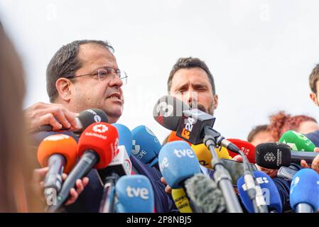 Barcelona, Spanien. 09. März 2023. Roger Torrent und Josep Ignasi Elena sprechen mit der Presse nach dem Unfall des Bergwerks Suria. In der Iberpotash-Mine in Suria starben drei Menschen in einer Tiefe von 900 Metern nach einem Erdrutsch. Zwei von ihnen waren Master-Studierende an der Escola Politècnica Superior d'Enginyeria de Manresa. (Foto: Davide Bonaldo/SOPA Images/Sipa USA) Guthaben: SIPA USA/Alamy Live News Stockfoto